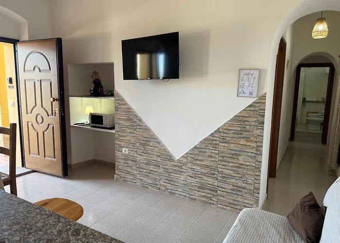 - Piano Terra Con Giardino Privato *